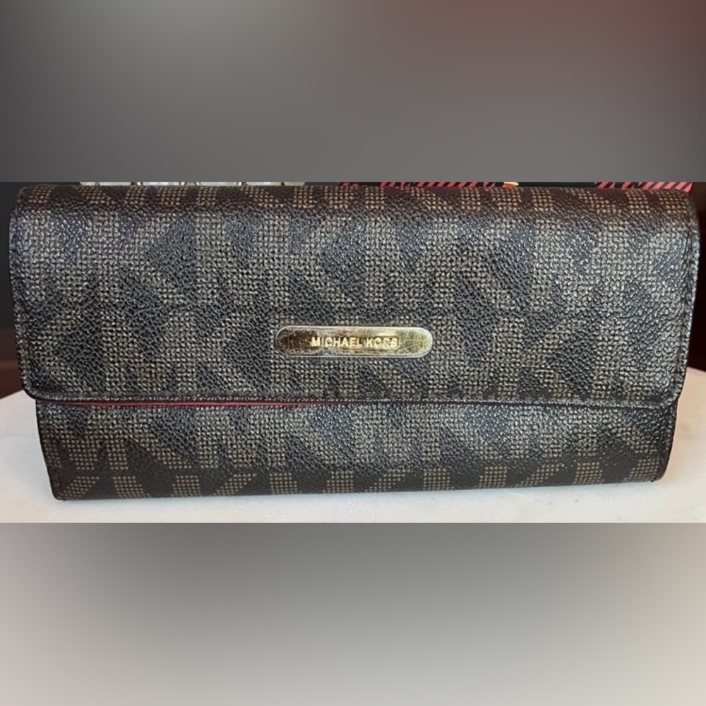 Michael Kors Brown Signature Jet Set Coated Canvas Wallet w/Red & Tan Interior - Picture 5 of 11